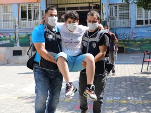 Ayağı Kırık Çocuğu Sınav Salonuna Polisler Kucaklayarak Götürdü