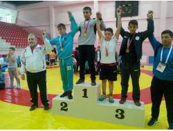 Yalovalı Güreşçiler Yozgat’ta 4 Madalya Kazandı