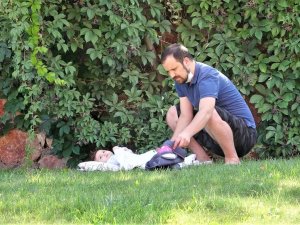 Anneler Sınavda, Babalar Dışarıda Ter Döktü