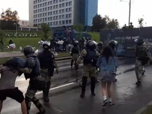 Belarus’ta Protestoculara Polis Müdahalesi