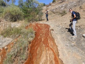 Haftanın İki Günü Kırmızı Akan Su Kadar Rivayet De Dikkat Çekiyor