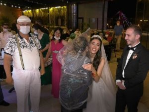 Düğünde Görülmemiş Önlem: Kafasına Poşet Geçirip Gelin Ve Damada Sarıldı