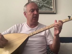 Karantinada Olan Belediye Başkanı Bağlamasıyla Konser Verdi