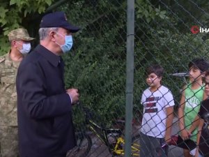 Bakan Akar’dan Parkta Oynayan Çocukların Asker Selamına Karşılık