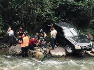 Pikap Şarampole Yuvarlandı: 4 Yaralı