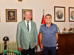 Şenol Güneş’ten Trabzon Büyükşehir Belediyesi’ne Ziyaret