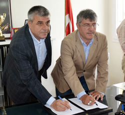 Akhisar Belediyespor'da Mustafa Reşit Akçay İmzayı Attı
