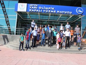 Artvin’de Trabzonspor Futbol Okulu Öğrencileri Yüzme Öğreniyor