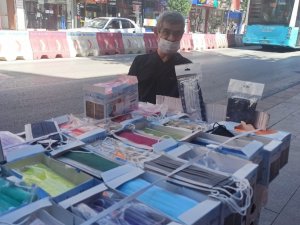Tıp Fakültesini Kazanan Kızını Okutmak İçin Maske Satıyor