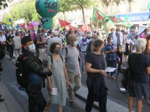 Paris’te Hükümetin Emekli Maaşlarından Kesinti Yapma Planına Karşı Protesto