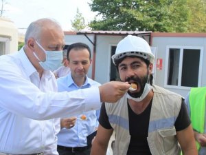 İnşaatta Yaptıkları Defile İle Gündeme Gelen İnşaat İşçilerine Kaymakam Ve Belediye Başkanından Teşekkür Ziyareti