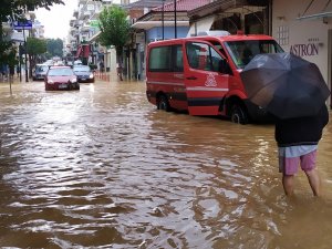 Yunanistan’da Etkili Olan Medicane Tropik Fırtınasında 2 Kişi Öldü