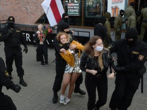 Belarus’ta Kadınlar Devlet Başkanı Lukaşenko’yu Protesto Etti