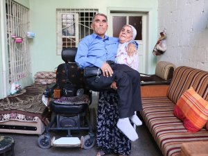 10 Yıldır Kocasını Sırtında Taşıyor