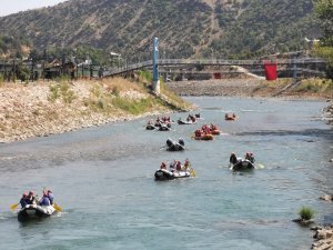 Munzur’da Kıyasıya Rafting Mücadelesi Renkli Görüntülere Sahne Oldu