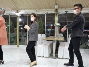 Öğrenciler Sosyal Mesafeli Halayla Eğlendiler