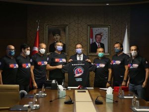 Bakan Kasapoğlu Kıbrıs’a Kadar Yüzen Sporcularla Bir Araya Geldi