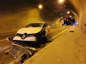Otomobil İle Kamyonet Tünel İçinde Çarpıştı: 3 Yaralı