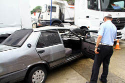 Otomobil 2 Tıra Çarptı 4 Yaralı