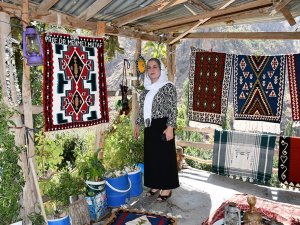 El Emeği Göz Nuru Ürünleri Ağaca Asarak Satıyor