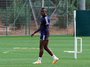 Fenerbahçe’nin Yeni Transferi Samatta, İlk İdmanına Çıktı