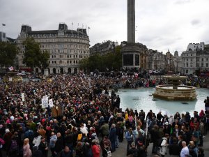 Londra’da Covid-19 Önlemleri Protesto Edildi