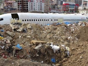 Pistten Çıkan Uçak Pazar Yerinde Çürümeye Terk Edildi