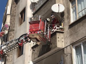 Yangında Mahsur Kalan 3 Kişi Kurtarıldı