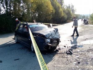 Otomobiller Kavşakta Kafa Kafaya Çarpıştı: 8 Yaralı