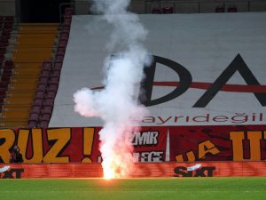 Derbide Sahaya Dışarıdan İşaret Fişeği Atıldı