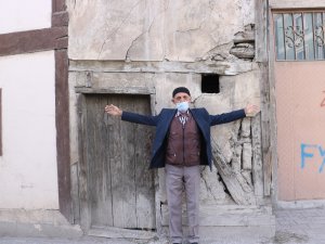 2 Metre Enindeki Ev Görünümüyle Dikkat Çekiyor