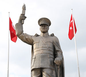 Rize’de Atatürk Anıtının Bakımı Tamamlandı. Büst Bronz Renge Boyandı