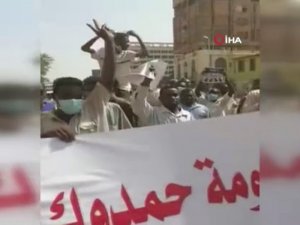 Sudan’da Başbakan Hamduk Ve Hükümet Karşıtı Protesto