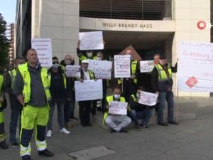 Berlin’deki Tegel Havalimanı Çalışanlarından “İşimi İstiyorum” Protestosu