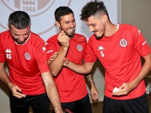 Antalyaspor’da Antrenman Öncesi Doğum Günü Sürprizi