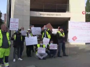 Berlin’deki Tegel Havalimanı Çalışanlarından “İşimi İstiyorum” Protestosu