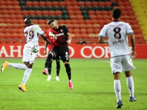 İlk Yarı Sessiz Bitti