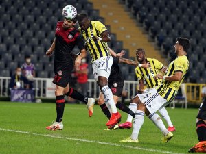 Süper Lig: Fenerbahçe: 1 - Fatih Karagümrük: 0 (İlk Yarı)