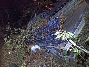 Kamyonet Uçuruma Yuvarlandı: 1 Ölü, 2 Yaralı