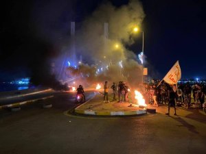 Irak’ta Protestocular Siyasi Parti Binalarını Ateşe Verdi