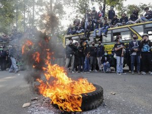 Gösterilerde Tansiyon Yükseldi, Yaklaşık 400 Kişi Gözaltına Alındı