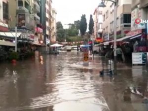 İzmir’de Cadde Ve Sokaklar Göle Döndü