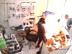 Cep Telefonu Bataryası Bomba Gibi Patladı