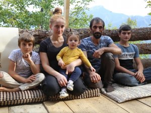 Artvin’de Kanser Hastası Baba Ve Eğitim Mağduru Çocukları Yardım Bekliyor