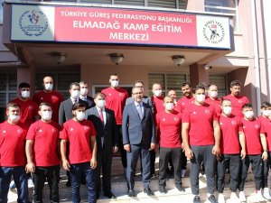 Bakan Kasapoğlu’ndan Güreşçilere Müjde