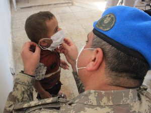 Mehmetçik Barış Pınarı Harekatı Bölgesindeki Halkı Yalnız Bırakmıyor