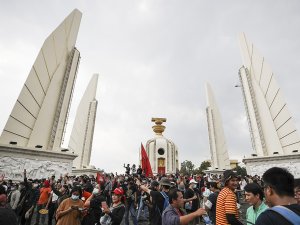 Tayland’da Hükumet Karşıtı Göstericiler Sokaklara Döküldü