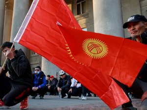 Kırgızistan’da Başbakan Caparov’un Destekçilerinden Hükümet Binasında Protesto