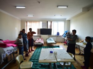 Ermenistan’ın Saldırılarından Kaçan Siviller 18 Gündür Okullarda Yaşıyor