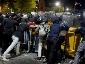 Tayland’da Hükümet Karşıtı Gösteriler Sırasında Acil Durum İlan Edildi